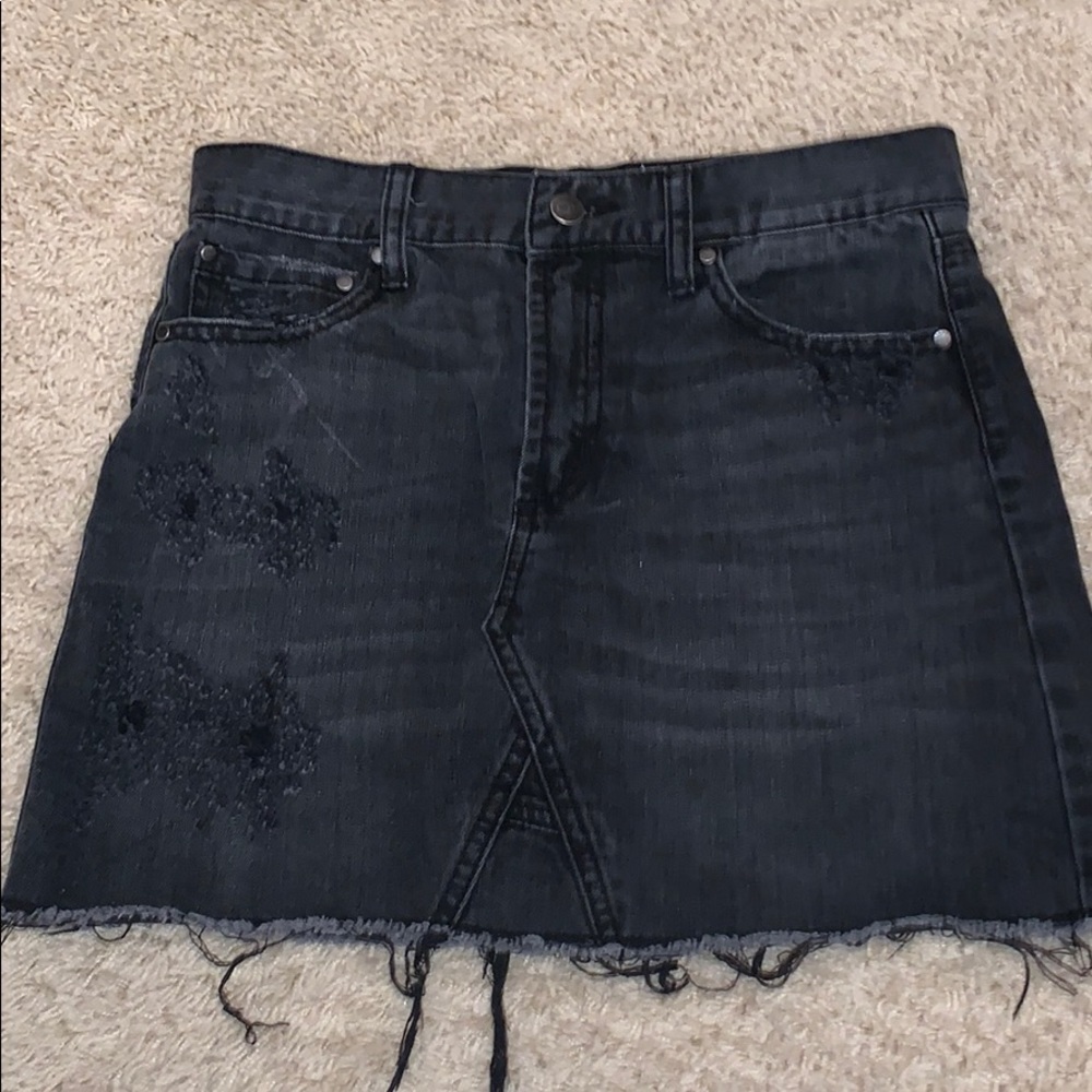 EVIDNT Los Angeles black distressed mini skirt